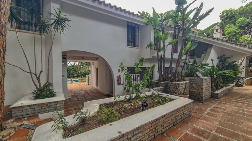 Detached Villa Cabopino Málaga - image 30