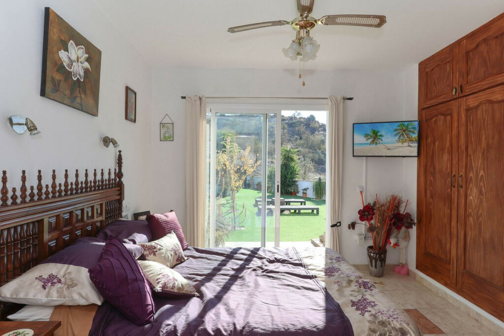 Detached Villa Tolox Málaga - image 30