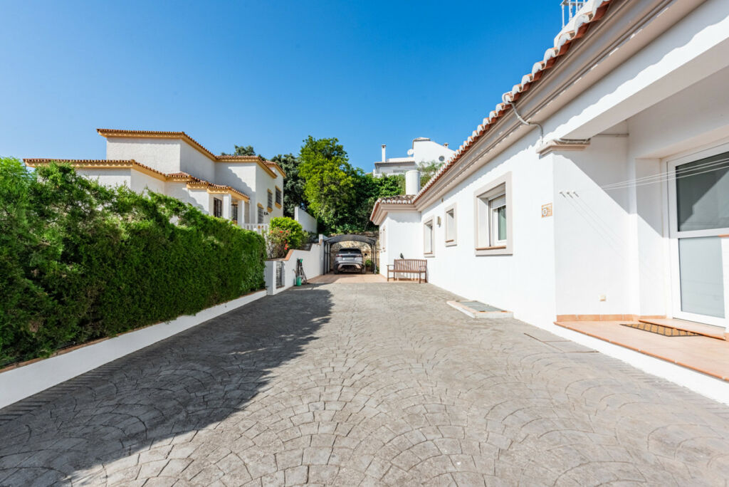 Detached Villa Sierrezuela Málaga - image 30