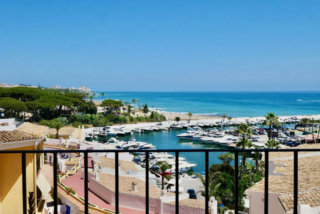 Middle Floor Apartment Puerto de Cabopino Málaga - image 5