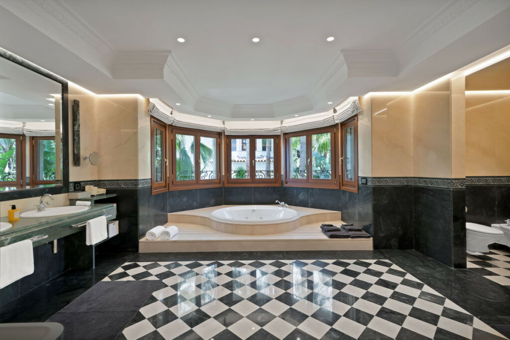 Detached Villa Sierra Blanca Málaga - image 32