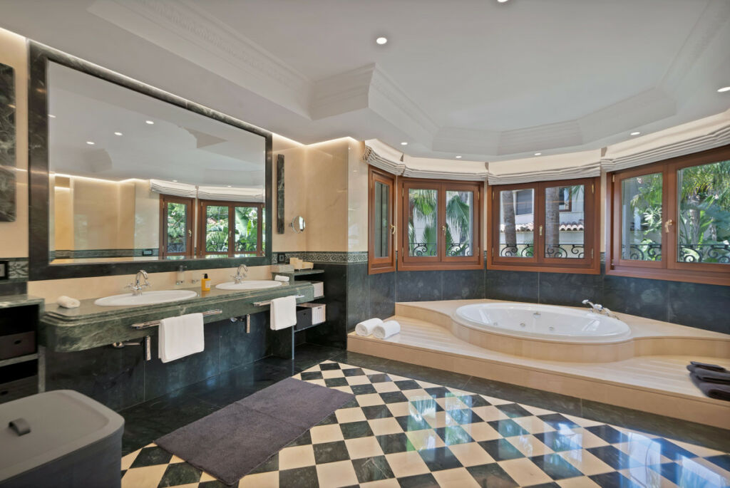 Detached Villa Sierra Blanca Málaga - image 33