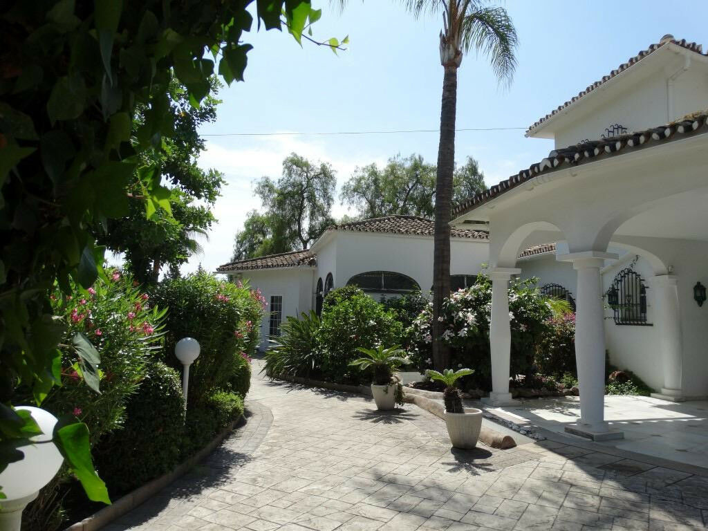 Detached Villa Sierra Blanca Málaga - image 8