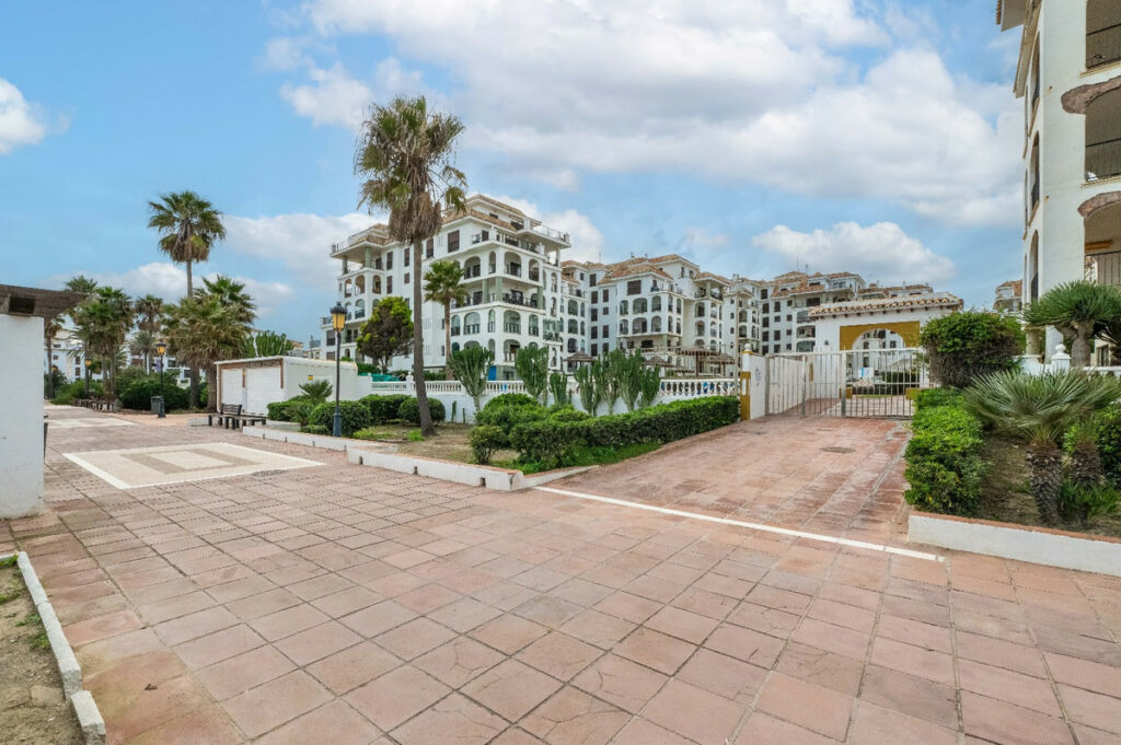 Middle Floor Apartment La Duquesa Málaga - image 33