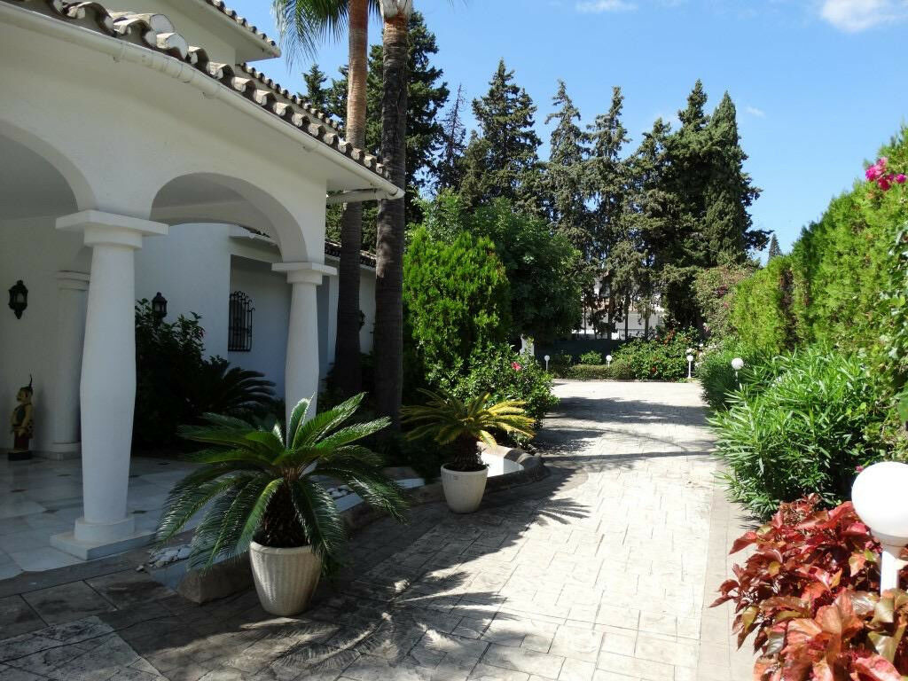 Detached Villa Sierra Blanca Málaga - image 28