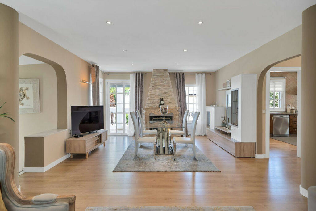Detached Villa Estepona Málaga - image 35