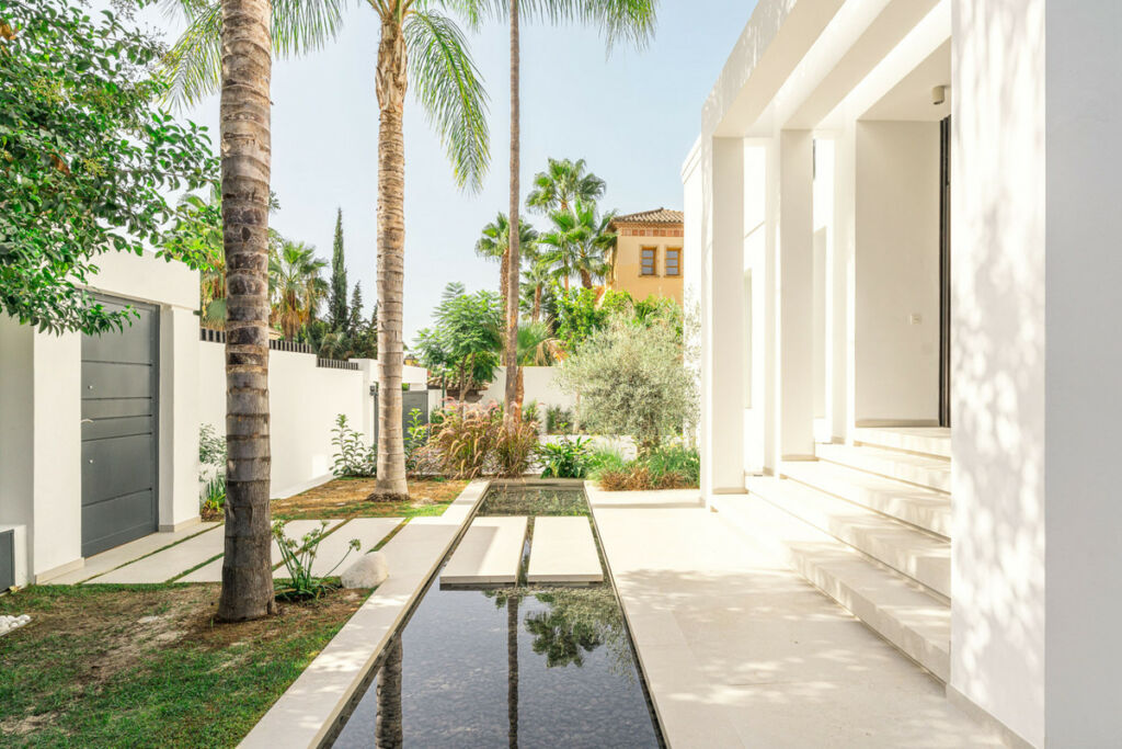 Detached Villa Nueva Andalucía Málaga - image 36