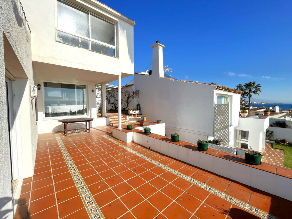 Detached Villa Estepona Málaga - image 36