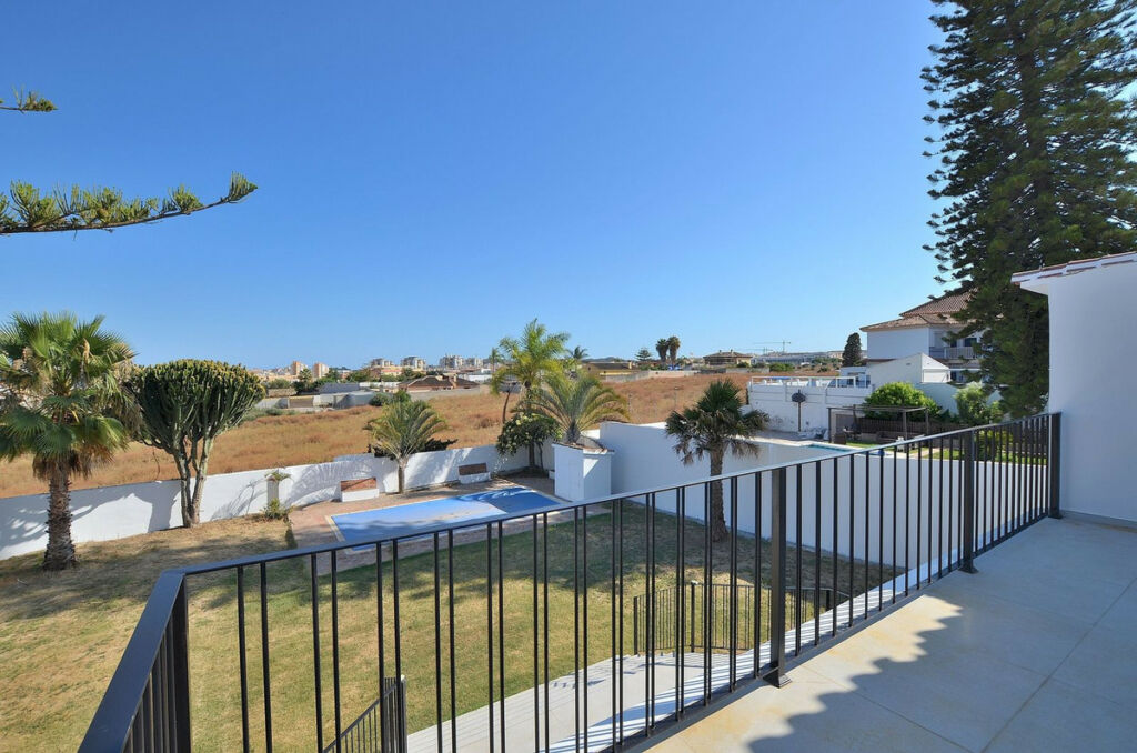 Detached Villa El Coto Málaga - image 37