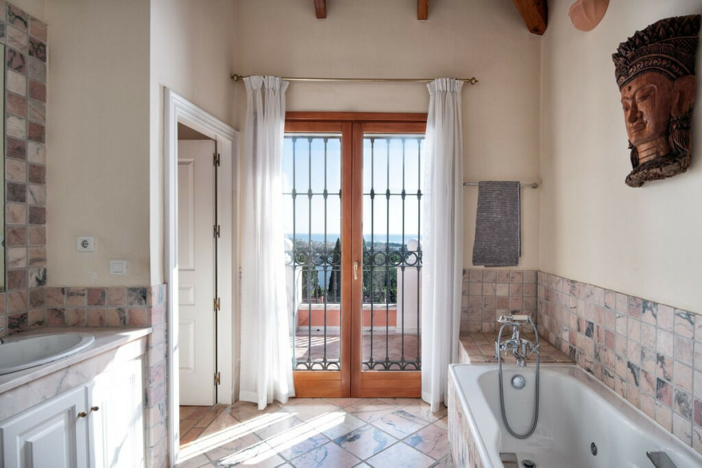 Detached Villa El Paraiso Málaga - image 37