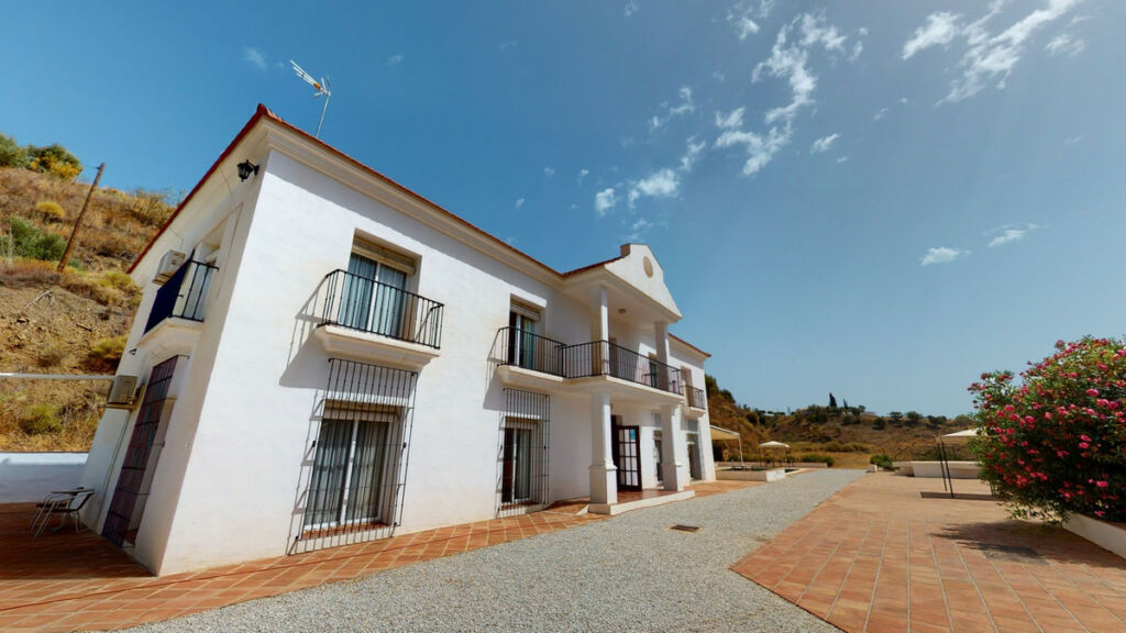 Detached Villa Macharaviaya Málaga - image 4