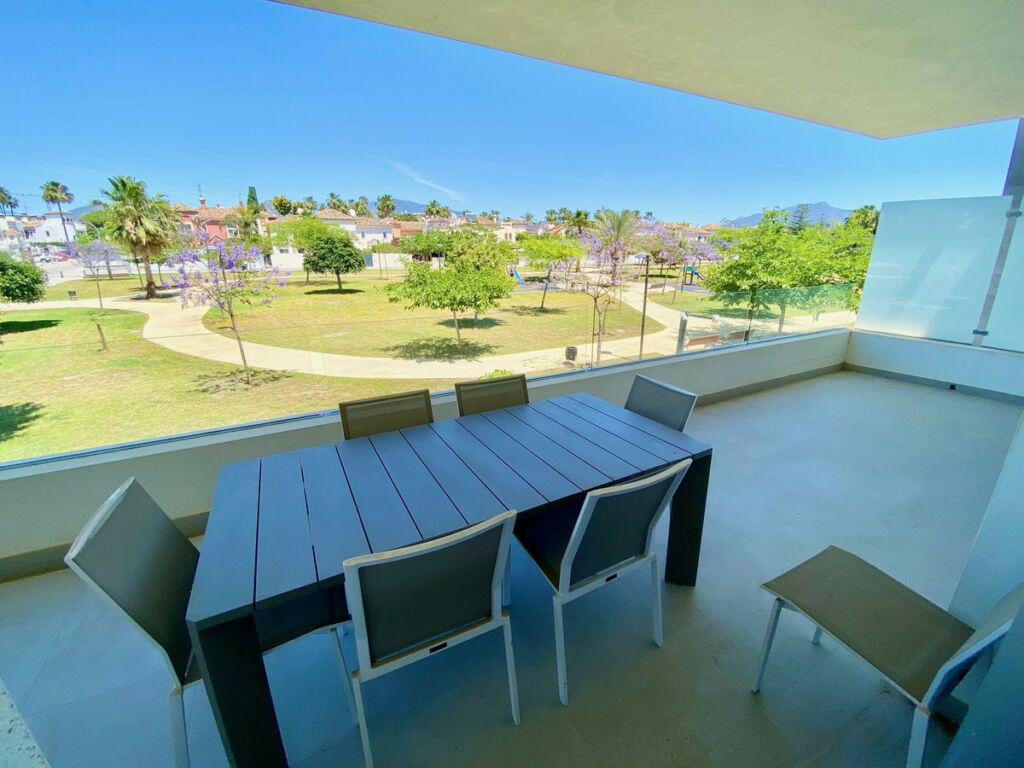 Middle Floor Apartment Estepona Málaga - image 4