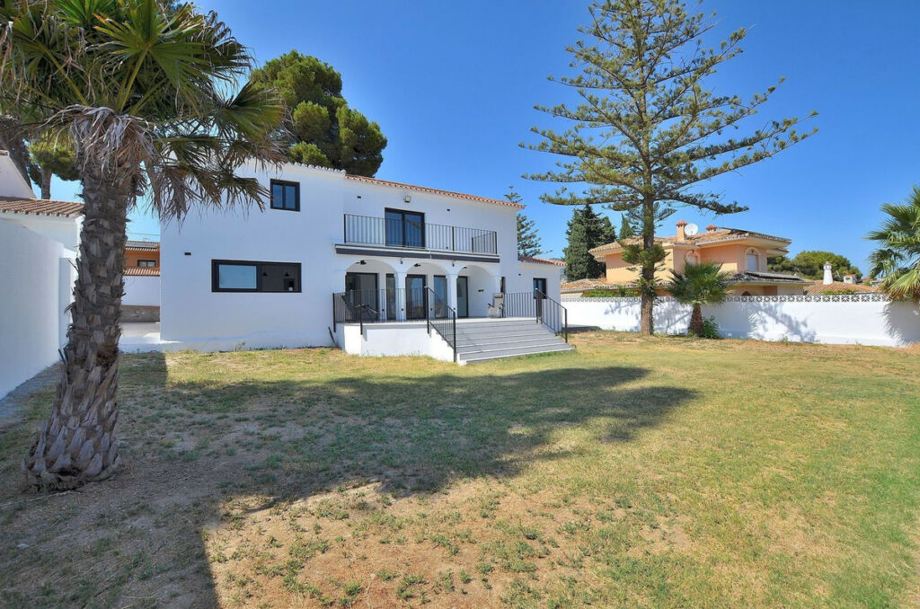 Detached Villa El Coto Málaga - image 4