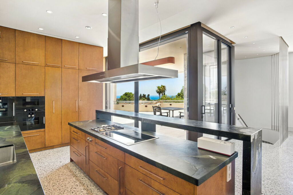 Detached Villa Elviria Málaga - image 4