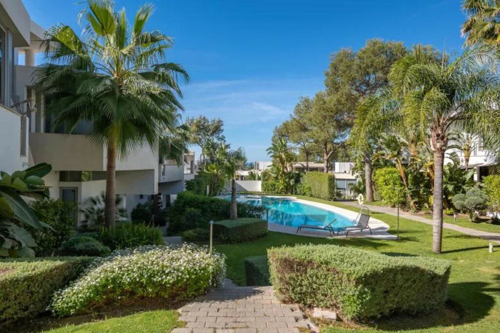 Townhouse Sierra Blanca Málaga - image 4