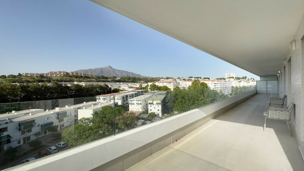 Top Floor Apartment Nueva Andalucía Málaga - image 4