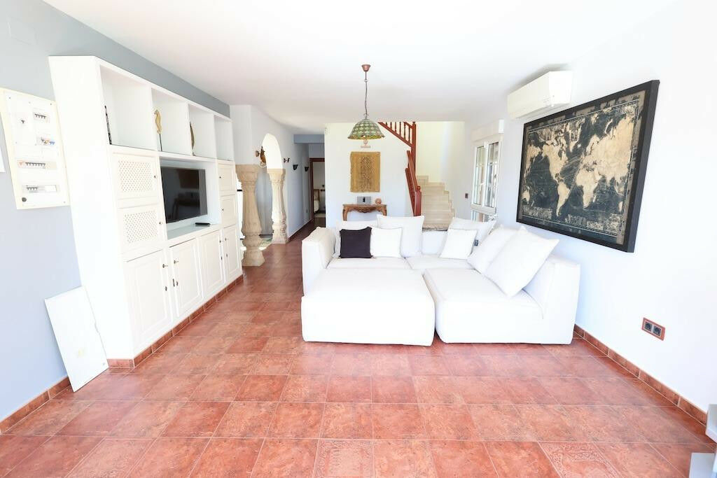 Detached Villa Villamartin Alicante - image 4