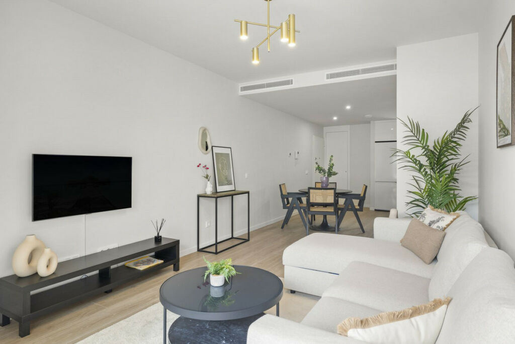 Middle Floor Apartment Estepona Málaga - image 4
