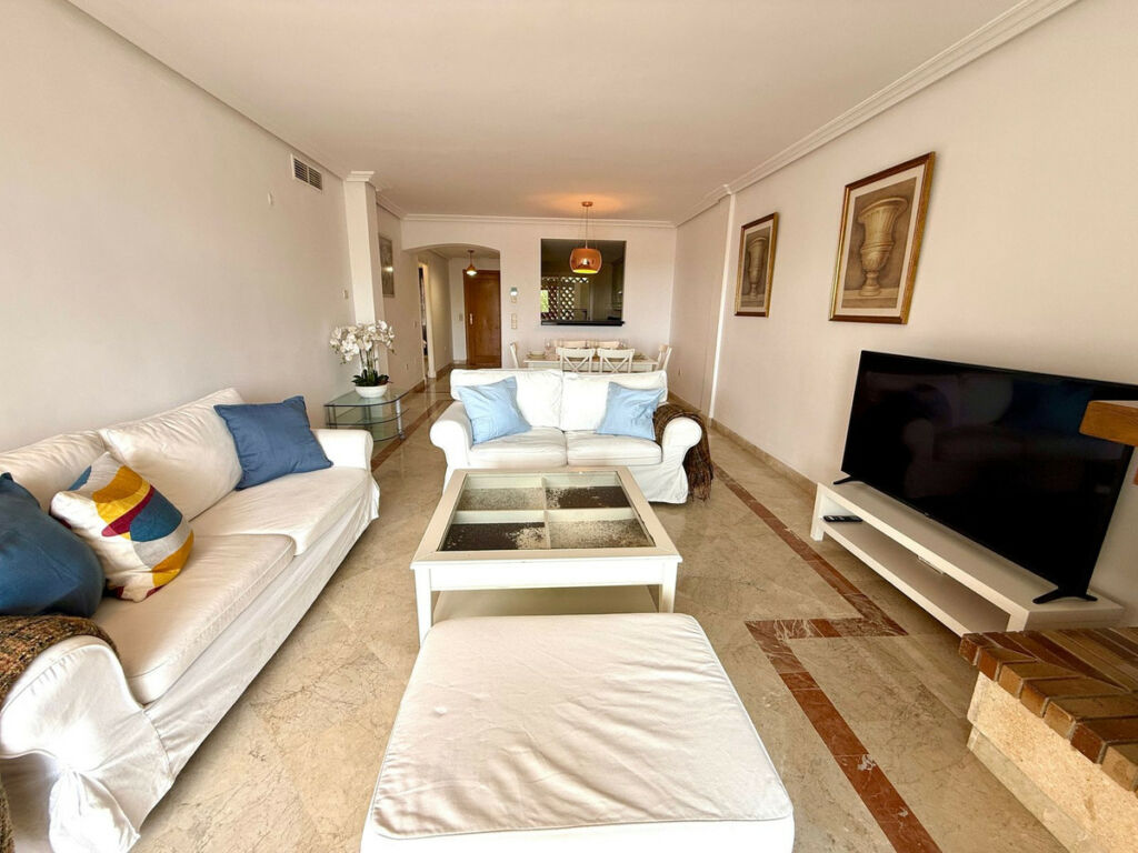 Middle Floor Apartment Nueva Andalucía Málaga - image 4