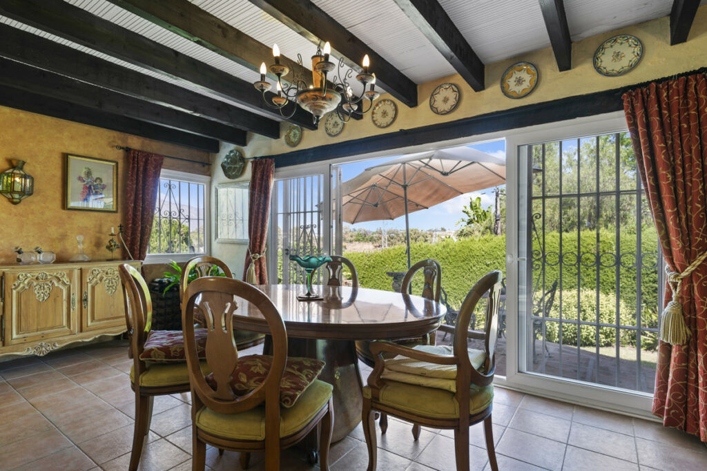 Detached Villa Valle del Sol Málaga - image 4