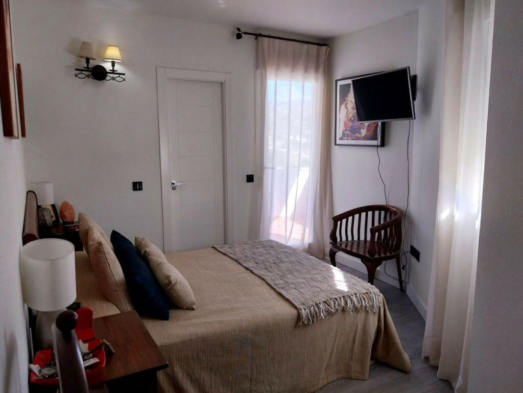 Middle Floor Apartment Estepona Málaga - image 4