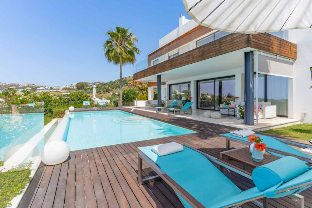 Detached Villa Nueva Andalucía Málaga - image 4