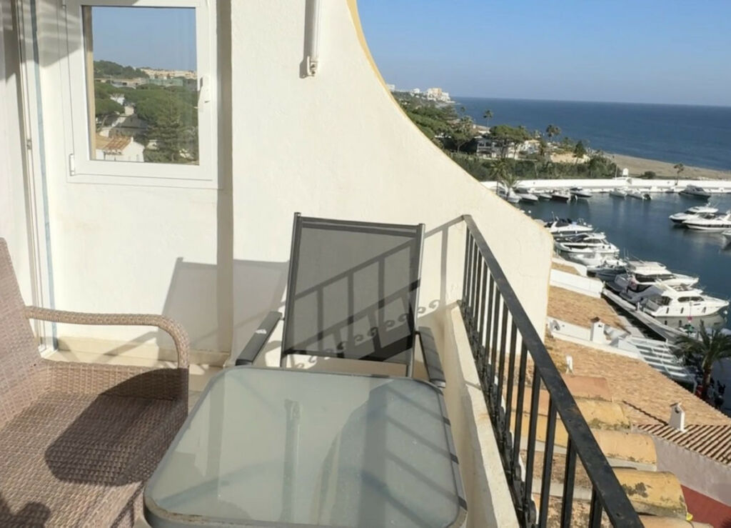 Middle Floor Apartment Puerto de Cabopino Málaga - image 5