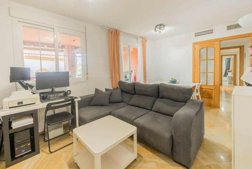 Middle Floor Apartment Benalmadena Málaga - image 4