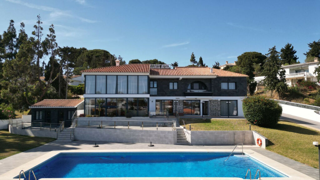 Detached Villa El Chaparral Málaga - image 4