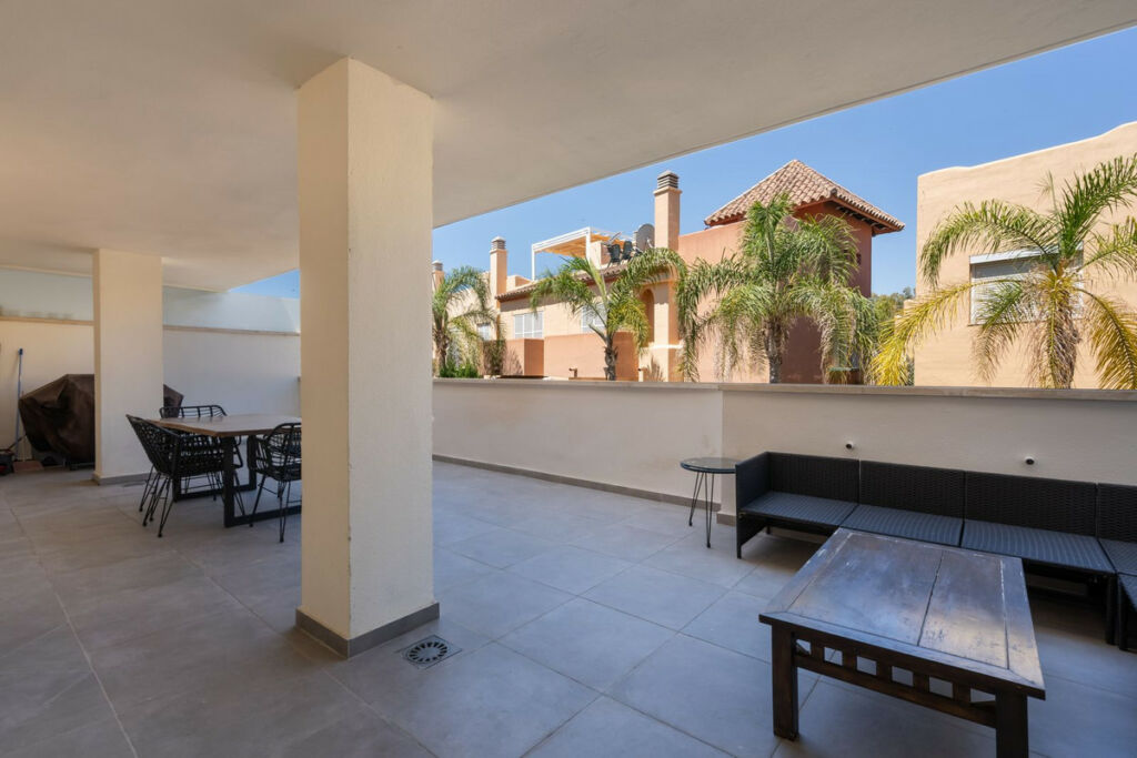 Middle Floor Apartment Nueva Andalucía Málaga - image 4