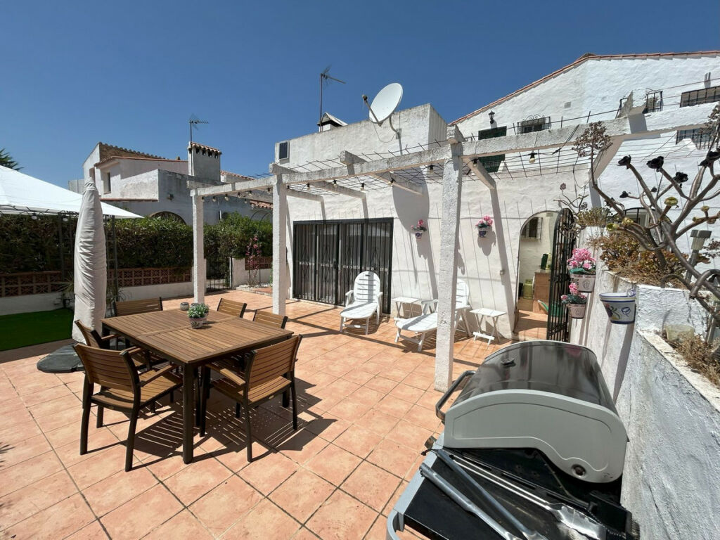 Townhouse La Duquesa Málaga - image 4