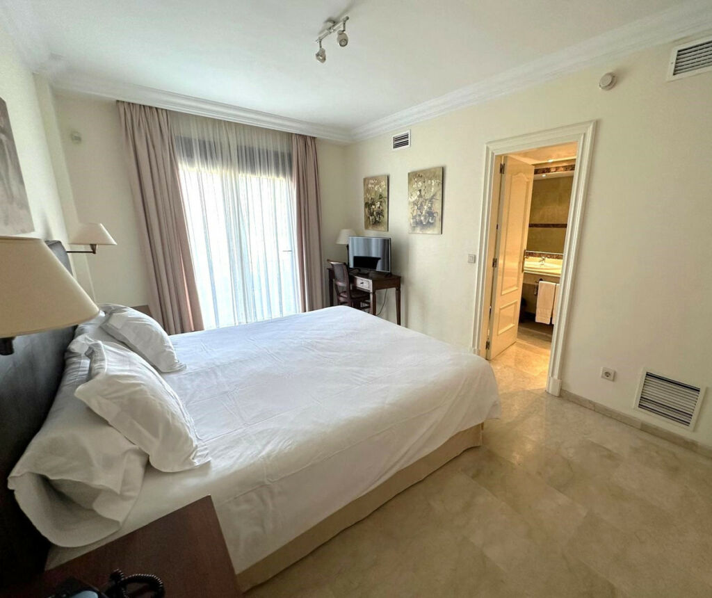 Middle Floor Apartment Puerto Banús Málaga - image 4