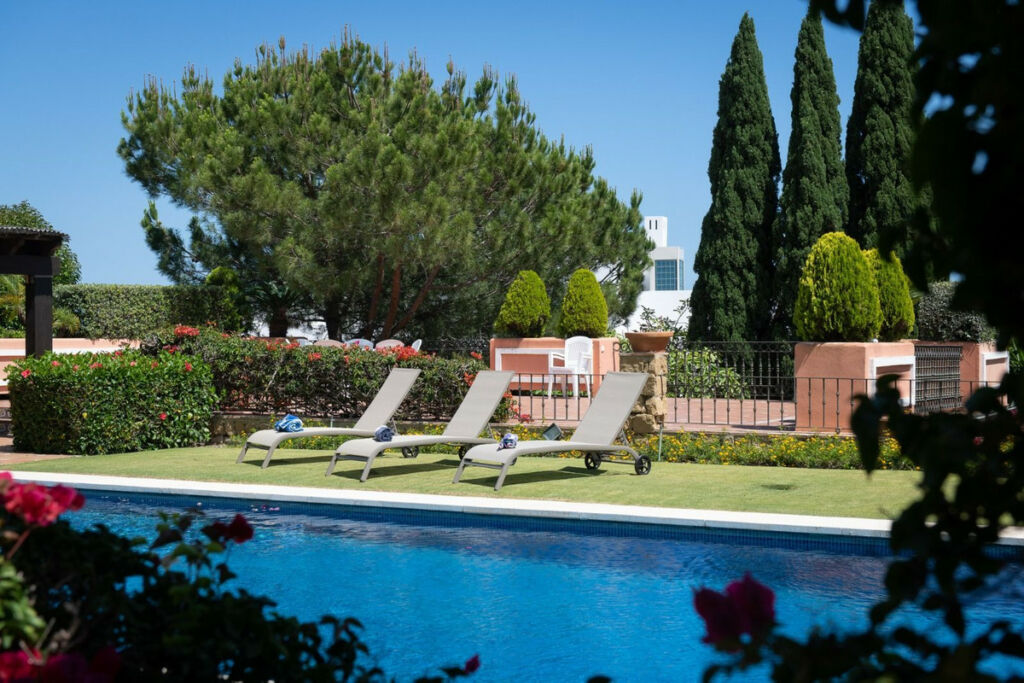 Detached Villa El Paraiso Málaga - image 4