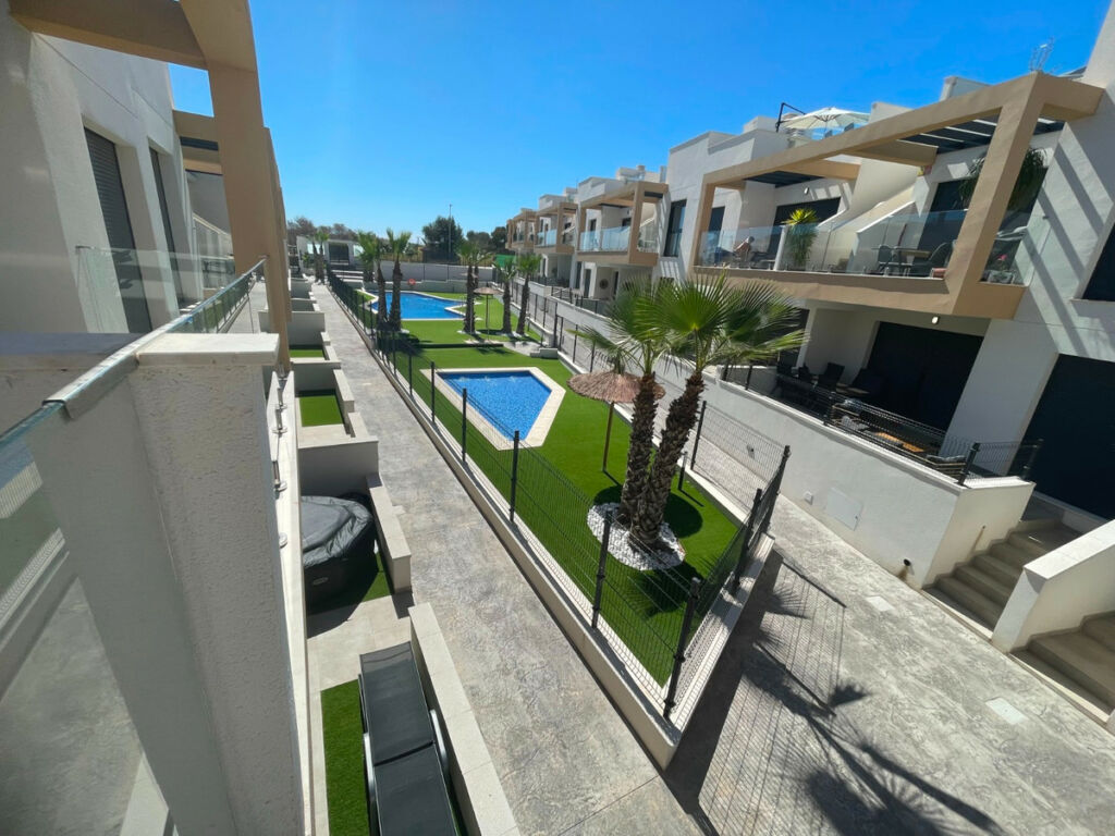 Middle Floor Apartment Villamartin Alicante - image 4