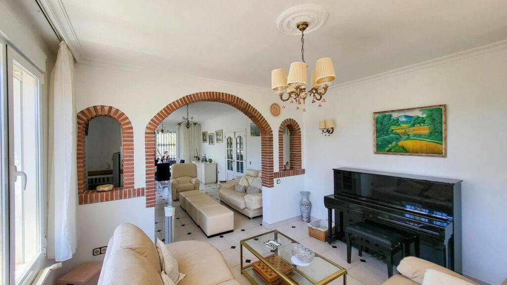 Detached Villa Elviria Málaga - image 4
