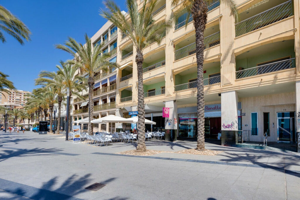 Middle Floor Apartment Torrevieja Alicante - image 4