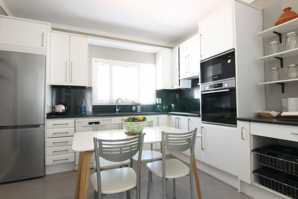 Detached Villa Estepona Málaga - image 4