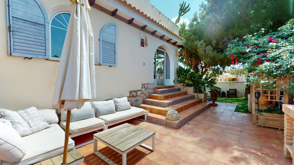 Detached Villa La Zenia Alicante - image 4