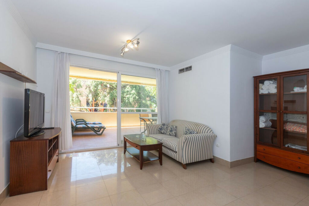 Middle Floor Apartment Elviria Málaga - image 4