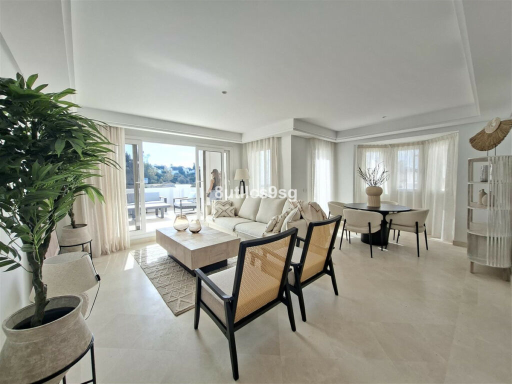 Middle Floor Apartment Aloha Málaga - image 3