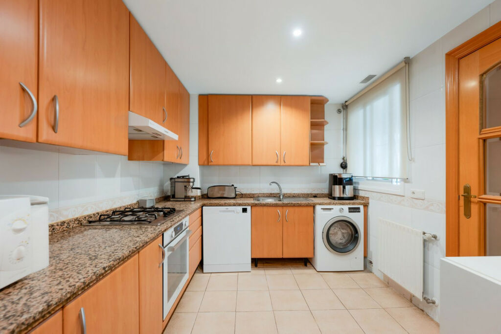 Middle Floor Apartment Marbella Málaga - image 4