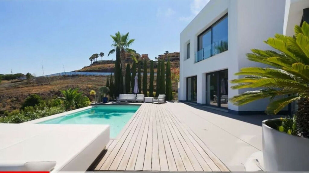 Detached Villa El Paraiso Málaga - image 4