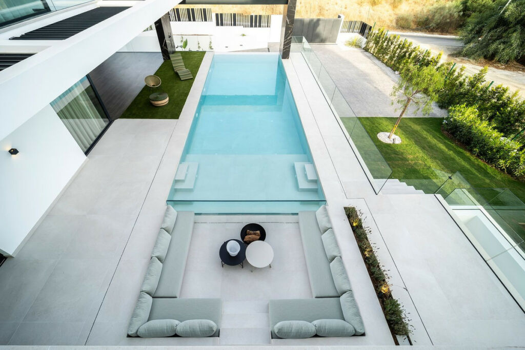 Detached Villa El Paraiso Málaga - image 4