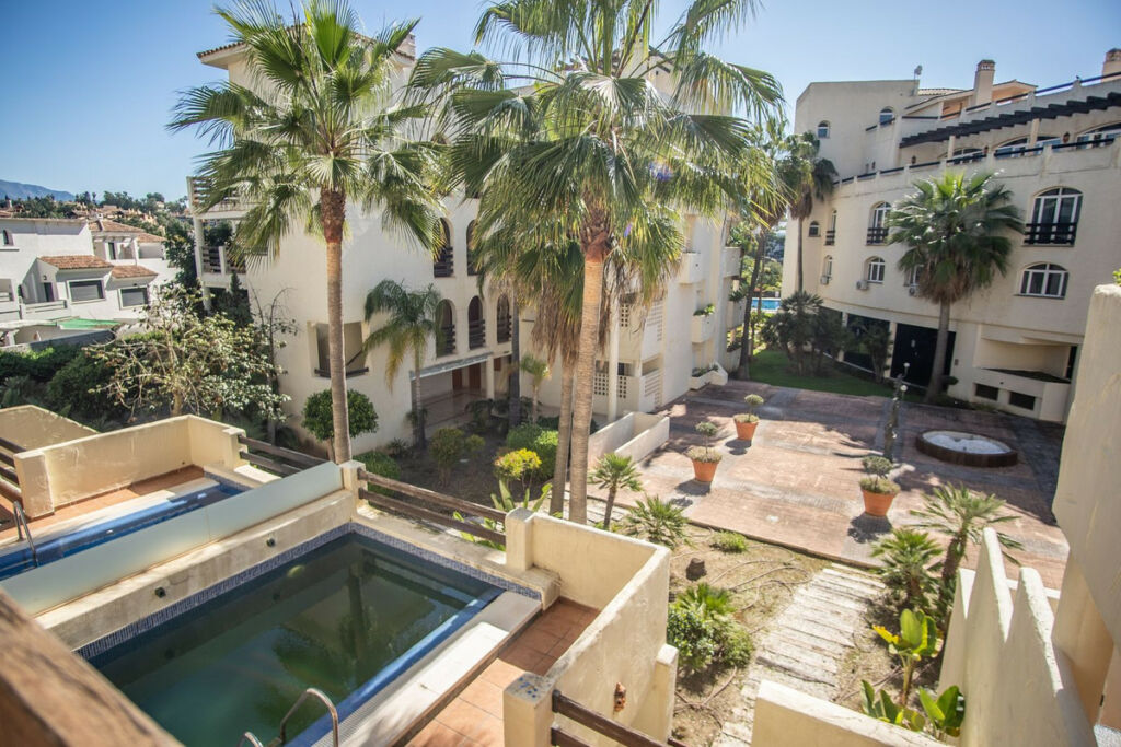 Middle Floor Apartment New Golden Mile Málaga - image 4