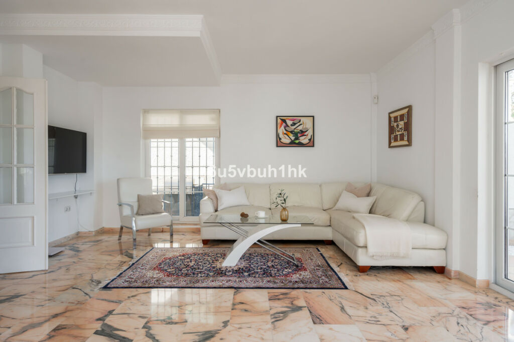 Detached Villa Fuengirola Málaga - image 4