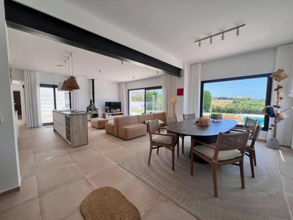 Detached Villa Estepona Málaga - image 4