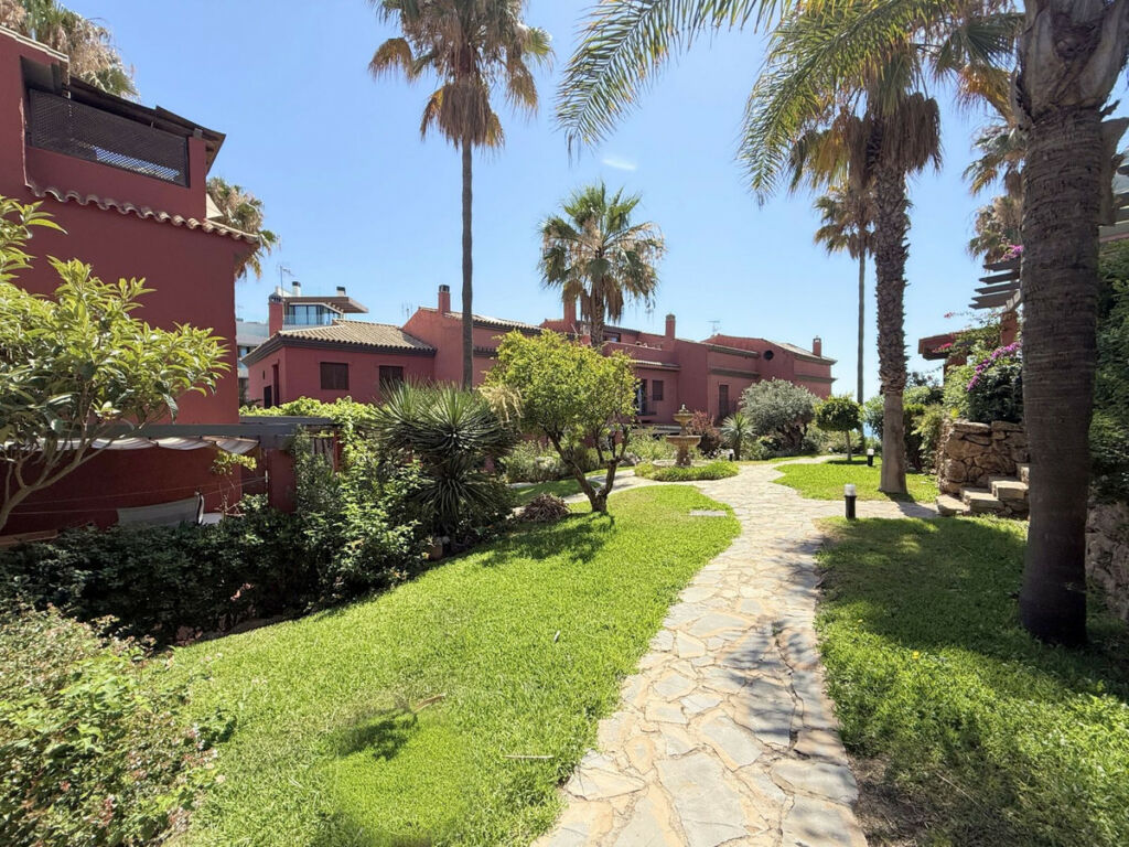 Townhouse Estepona Málaga - image 4