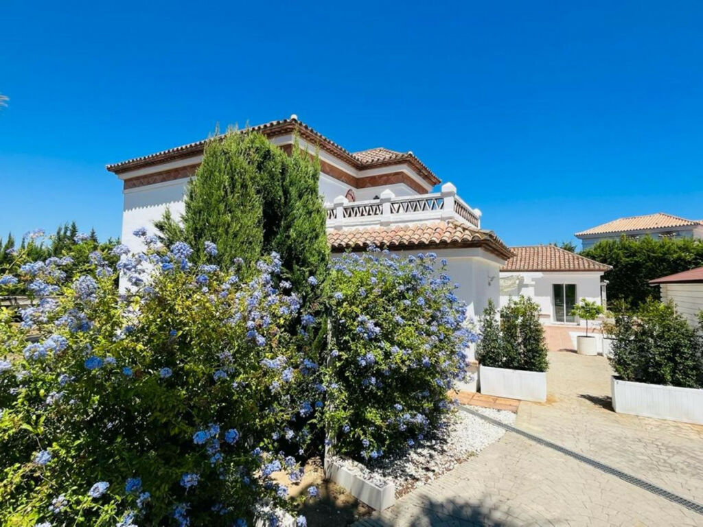 Detached Villa Sotogrande Cádiz - image 4