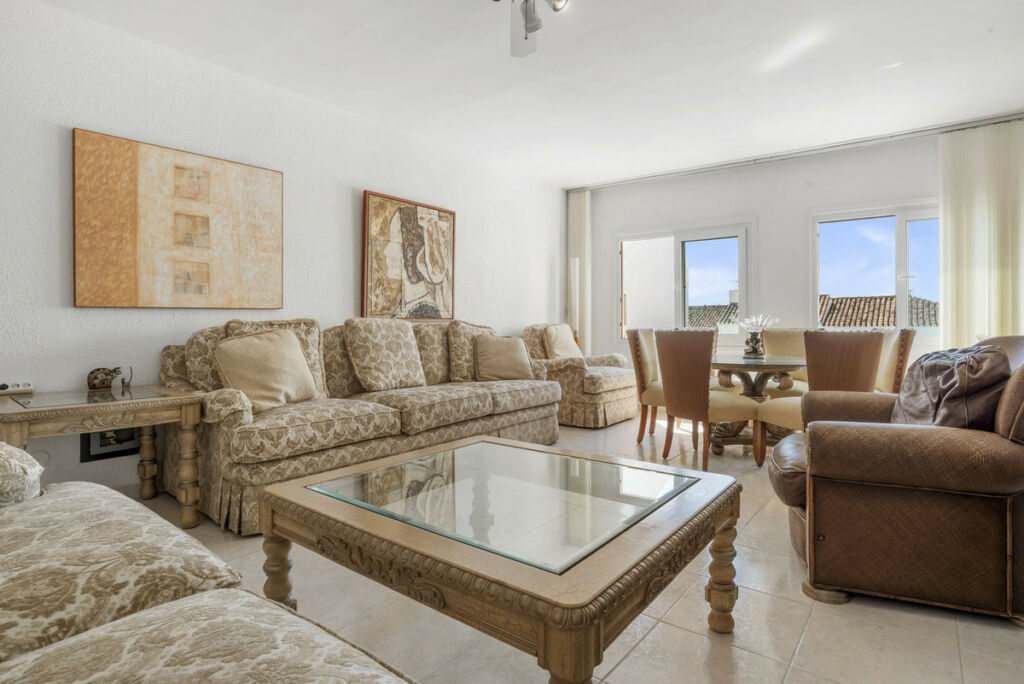 Middle Floor Apartment Puerto Banús Málaga - image 4