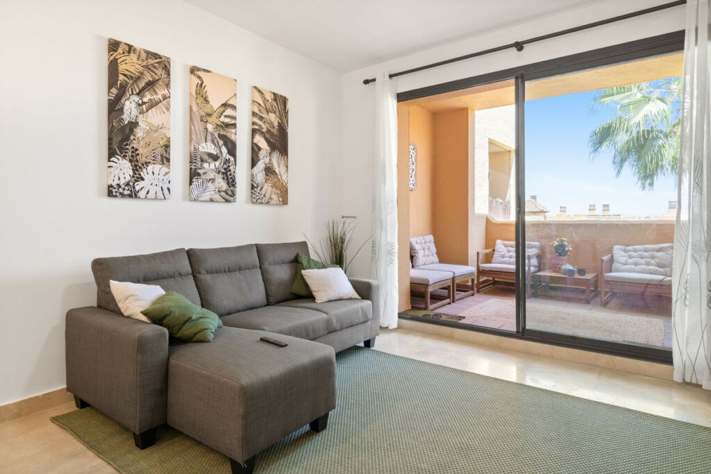 Middle Floor Apartment La Duquesa Málaga - image 4